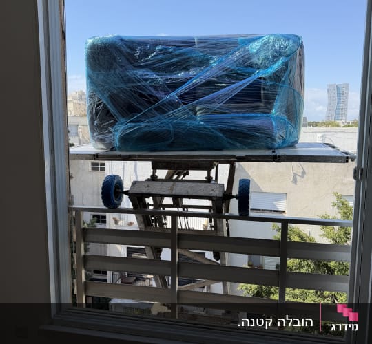 רהיט עטוף בניילון על מעלית חיצונית